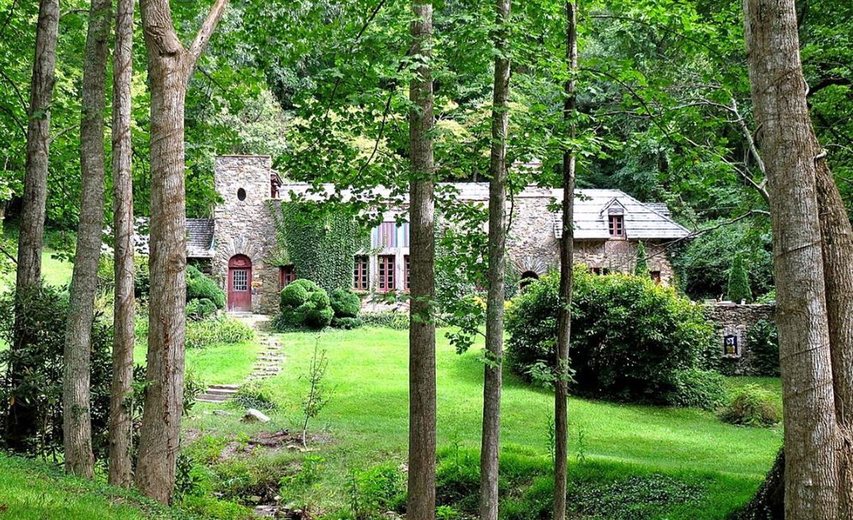 A picture of the property located at 583 CHUNNS COVE RD, ASHEVILLE NC 28805.