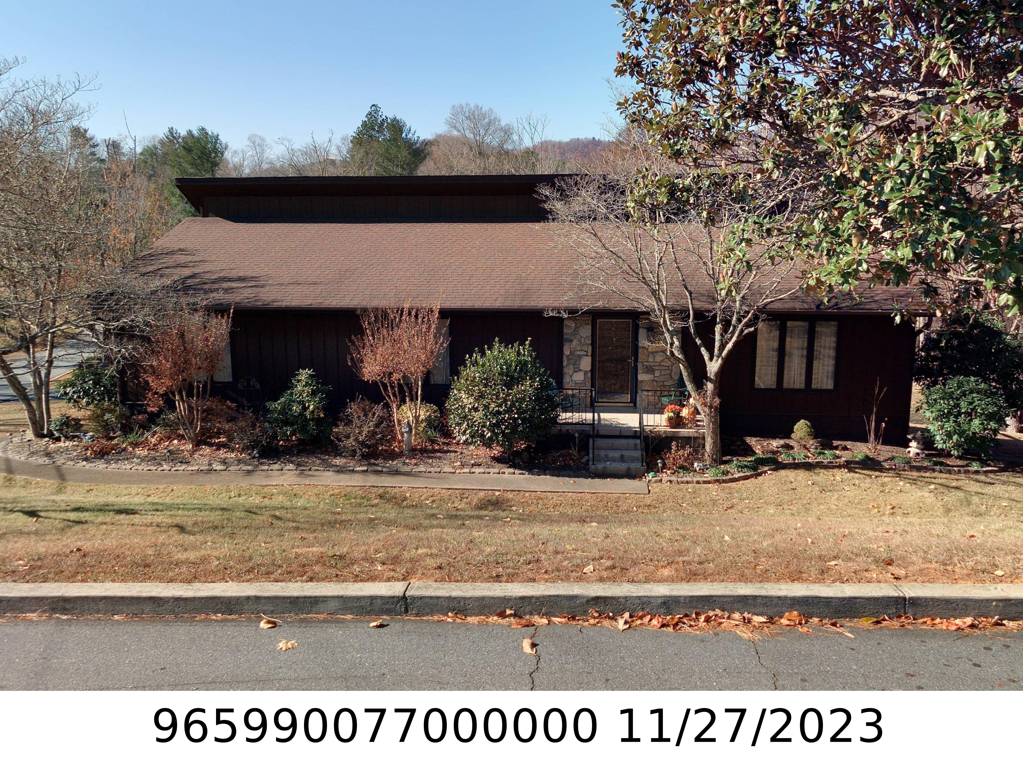 A picture of the property located at 4 PERSIMMON LN, ASHEVILLE NC 28805.