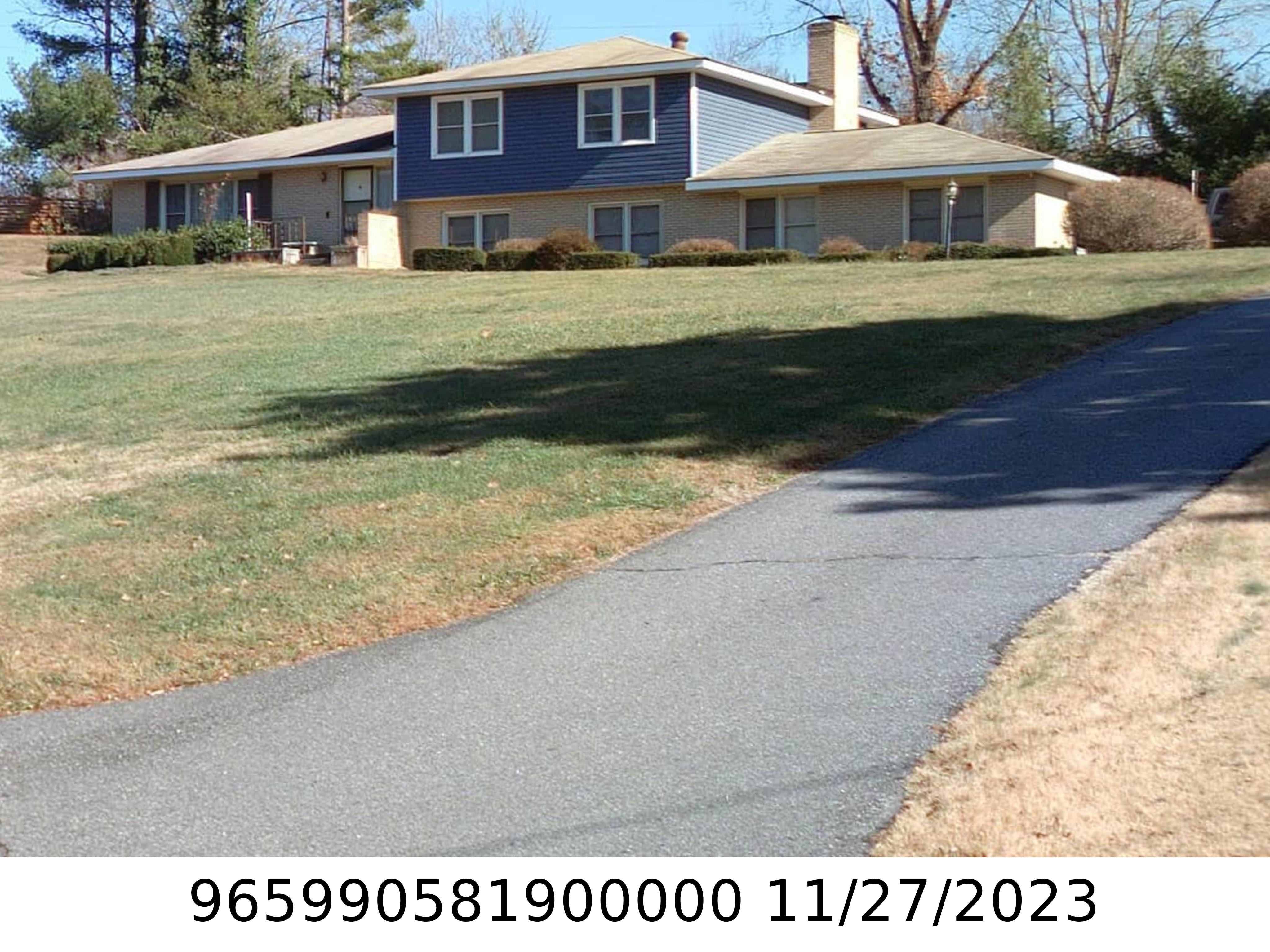 A picture of the property located at 9 PERSIMMON LN, ASHEVILLE NC 28805.