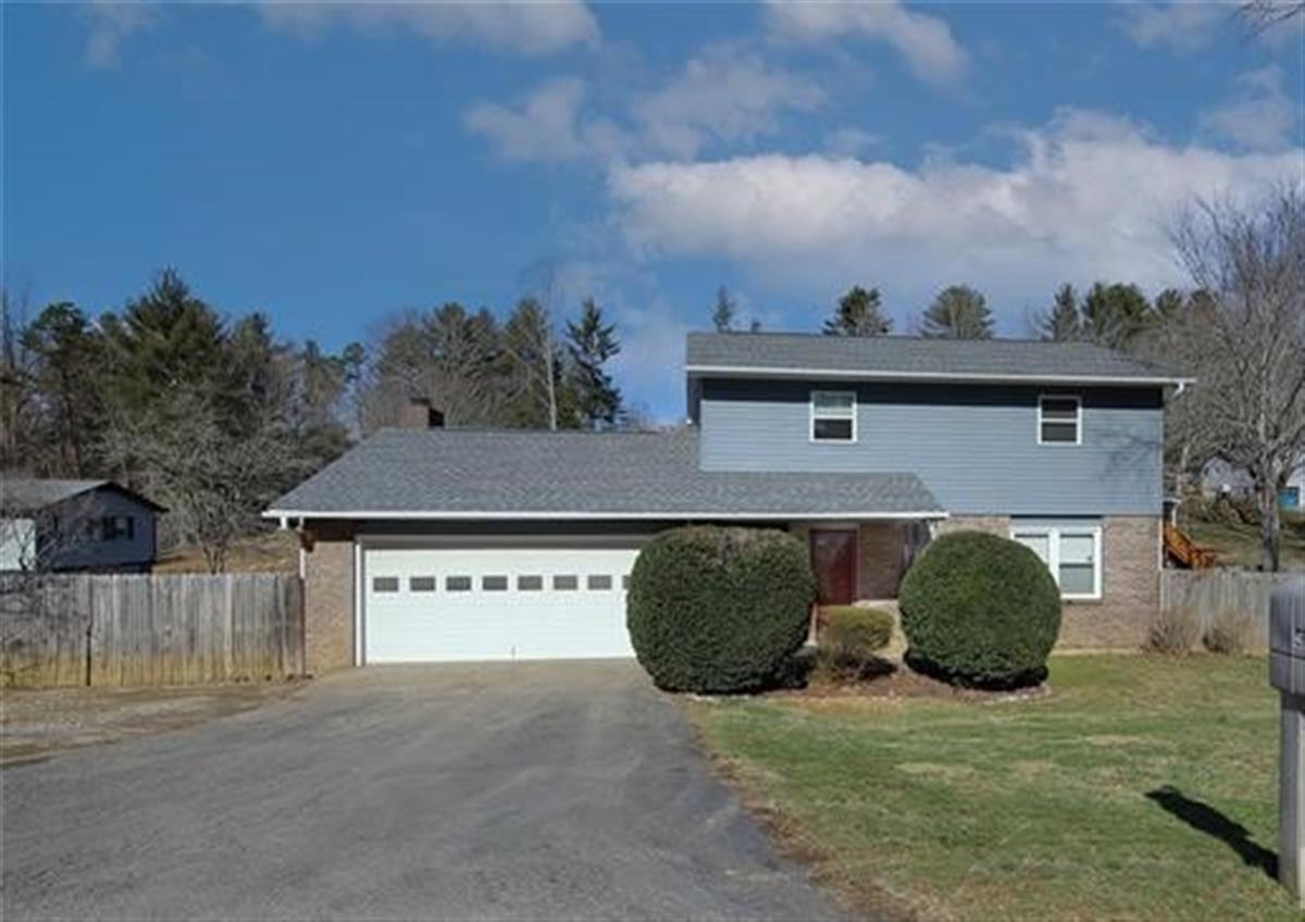 A picture of the property located at 4 DANIEL DR, FLETCHER NC 28732.