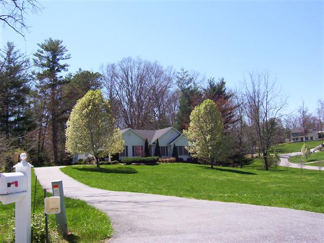 A picture of the property located at 8 STRATHMORE DR, ARDEN NC 28704.