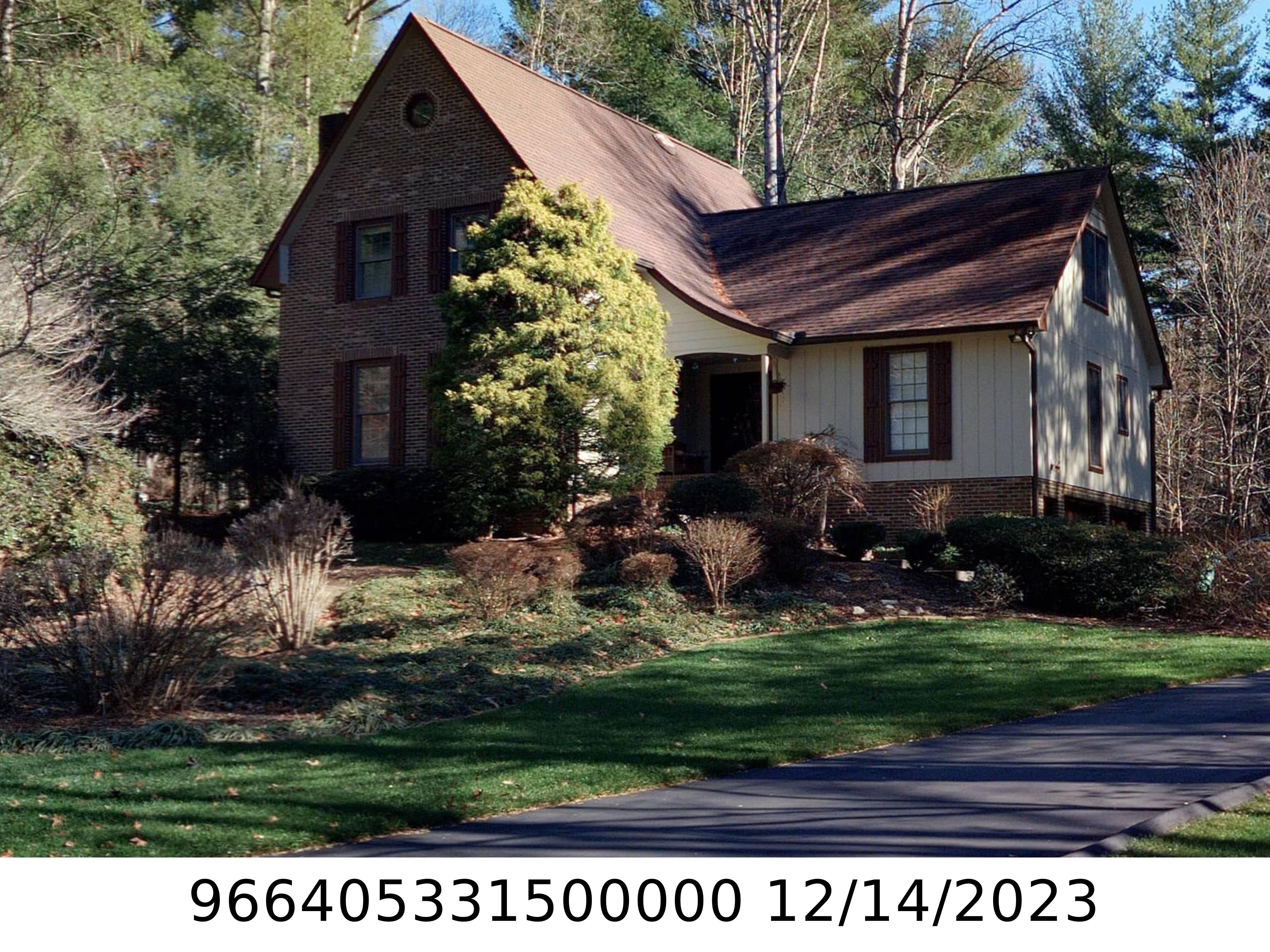 A picture of the property located at 16 TREE TOP DR, ARDEN NC 28704.