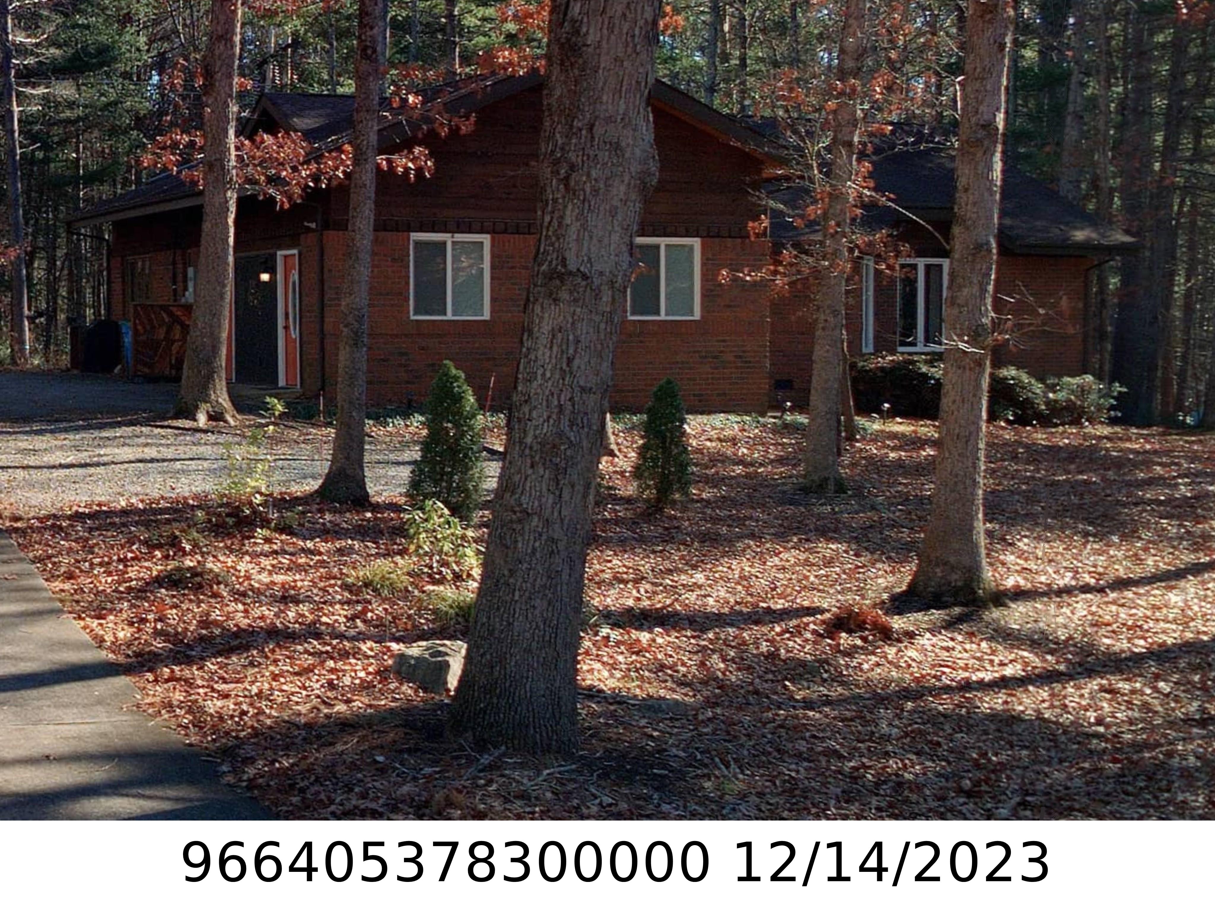 A picture of the property located at 10 TREE TOP DR, ARDEN NC 28704.