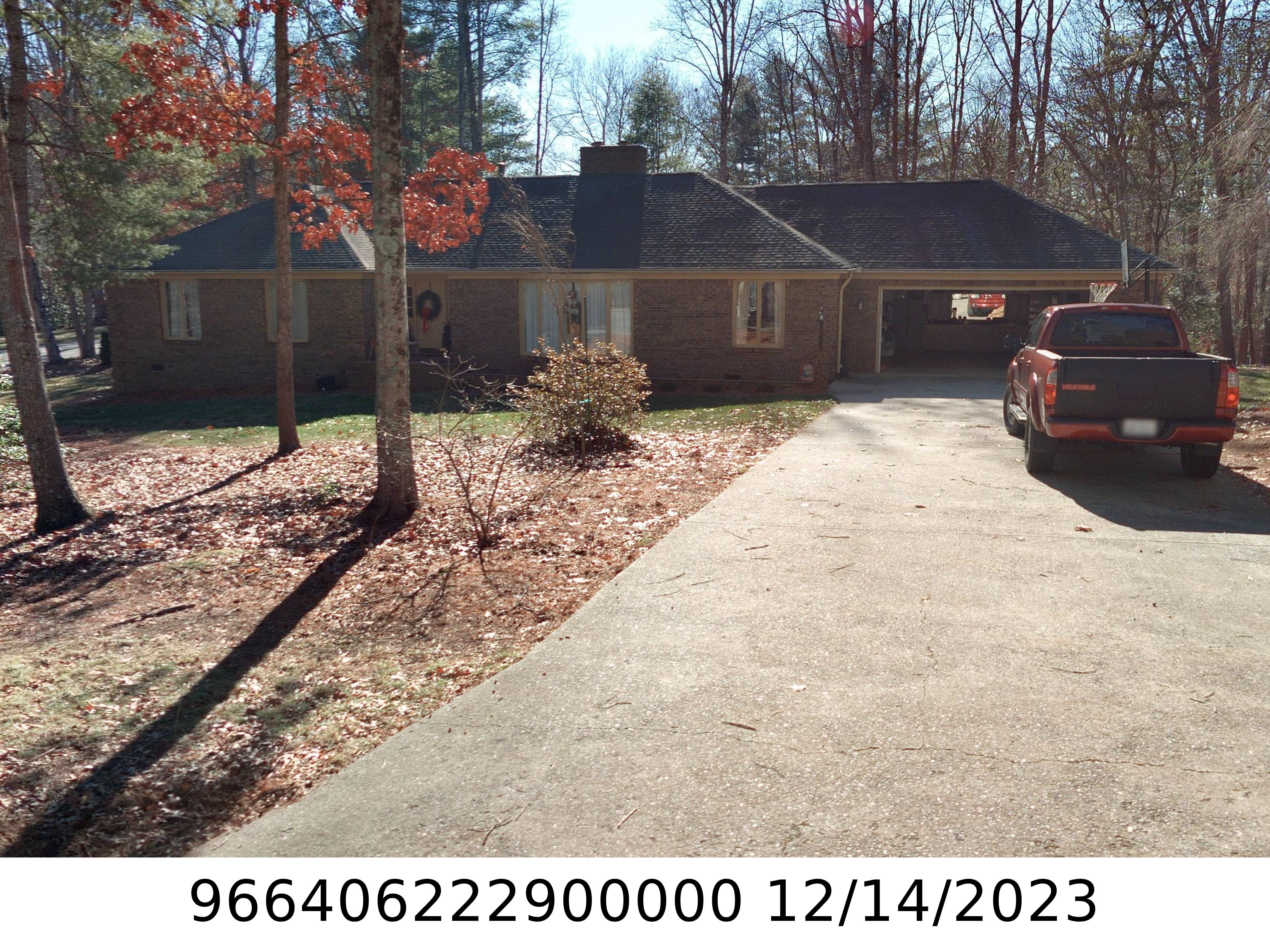 A picture of the property located at 31 GLEN CREST DR, ARDEN NC 28704.