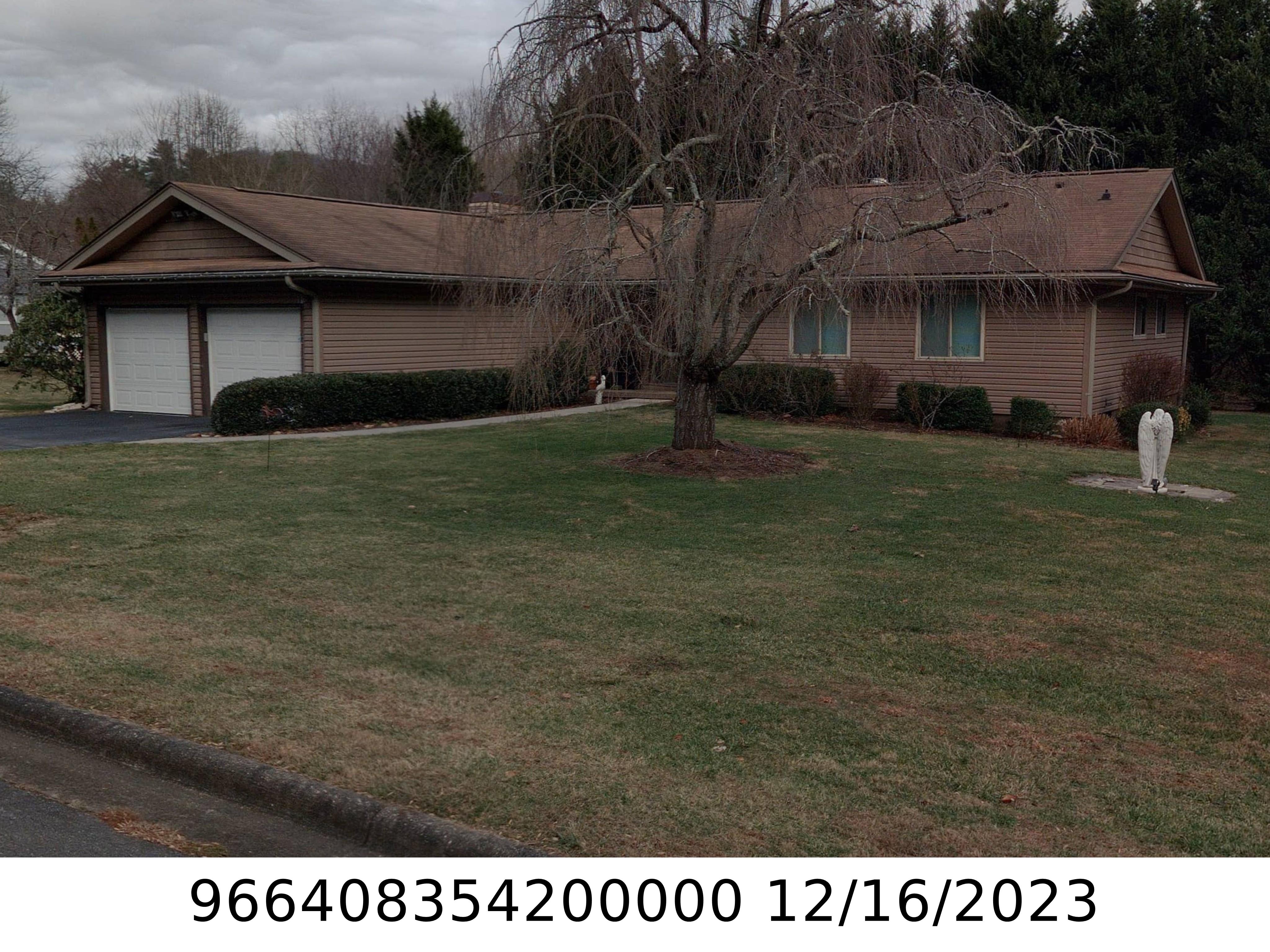 A picture of the property located at 7 FAIRWAY DR, ARDEN NC 28704.