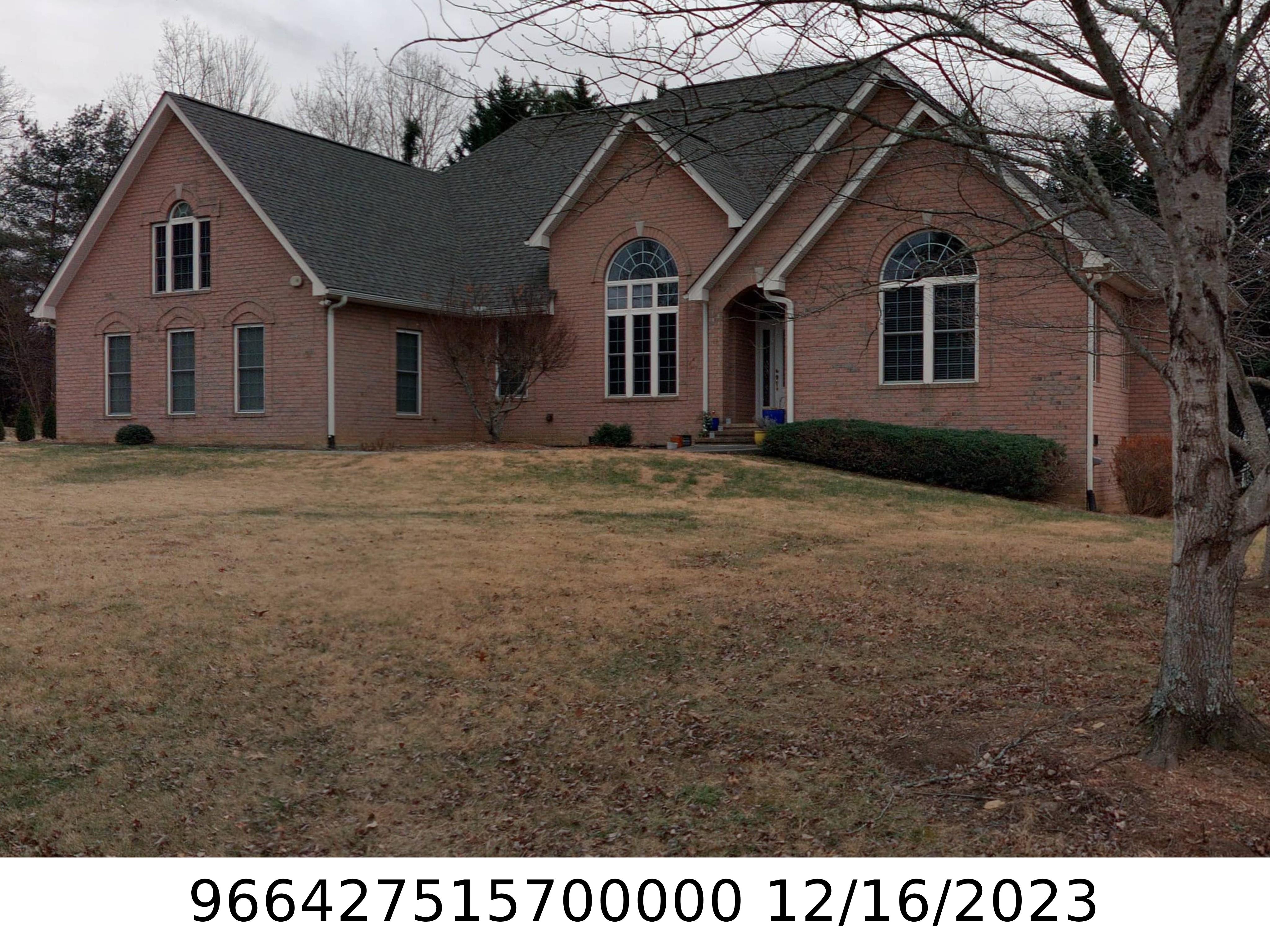 A picture of the property located at 19 FOGGY GLEN DR, ARDEN NC 28704.