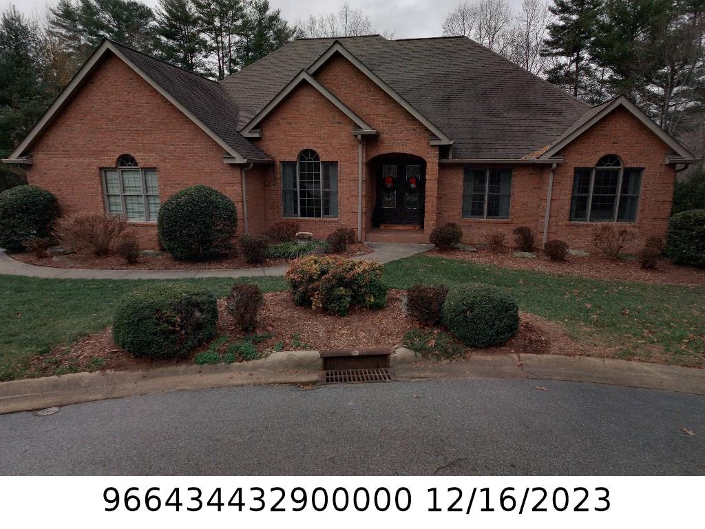 A picture of the property located at 32 CHARTWELL LN, ARDEN NC 28704.