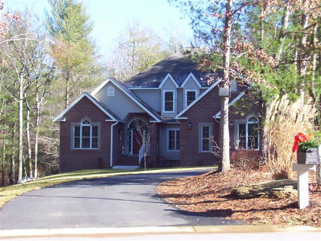 A picture of the property located at 33 CHARTWELL LN, ARDEN NC 28704.