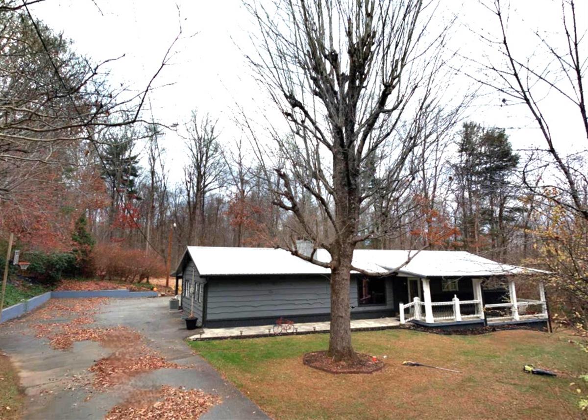 A picture of the property located at 6 E SOURWOOD LN, ASHEVILLE NC 28805.