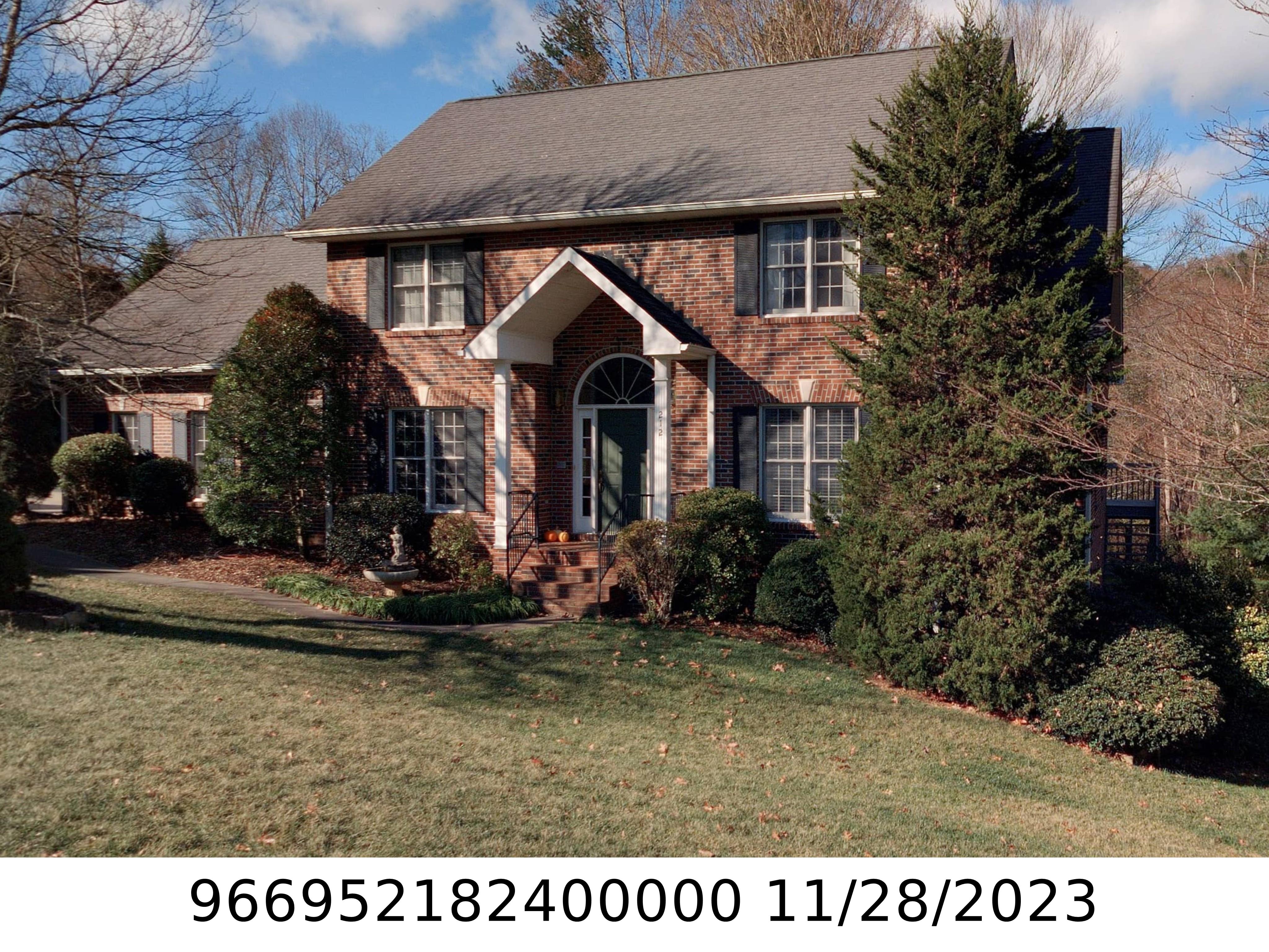 A picture of the property located at 212 CLEAR VISTA CIR, ASHEVILLE NC 28805.