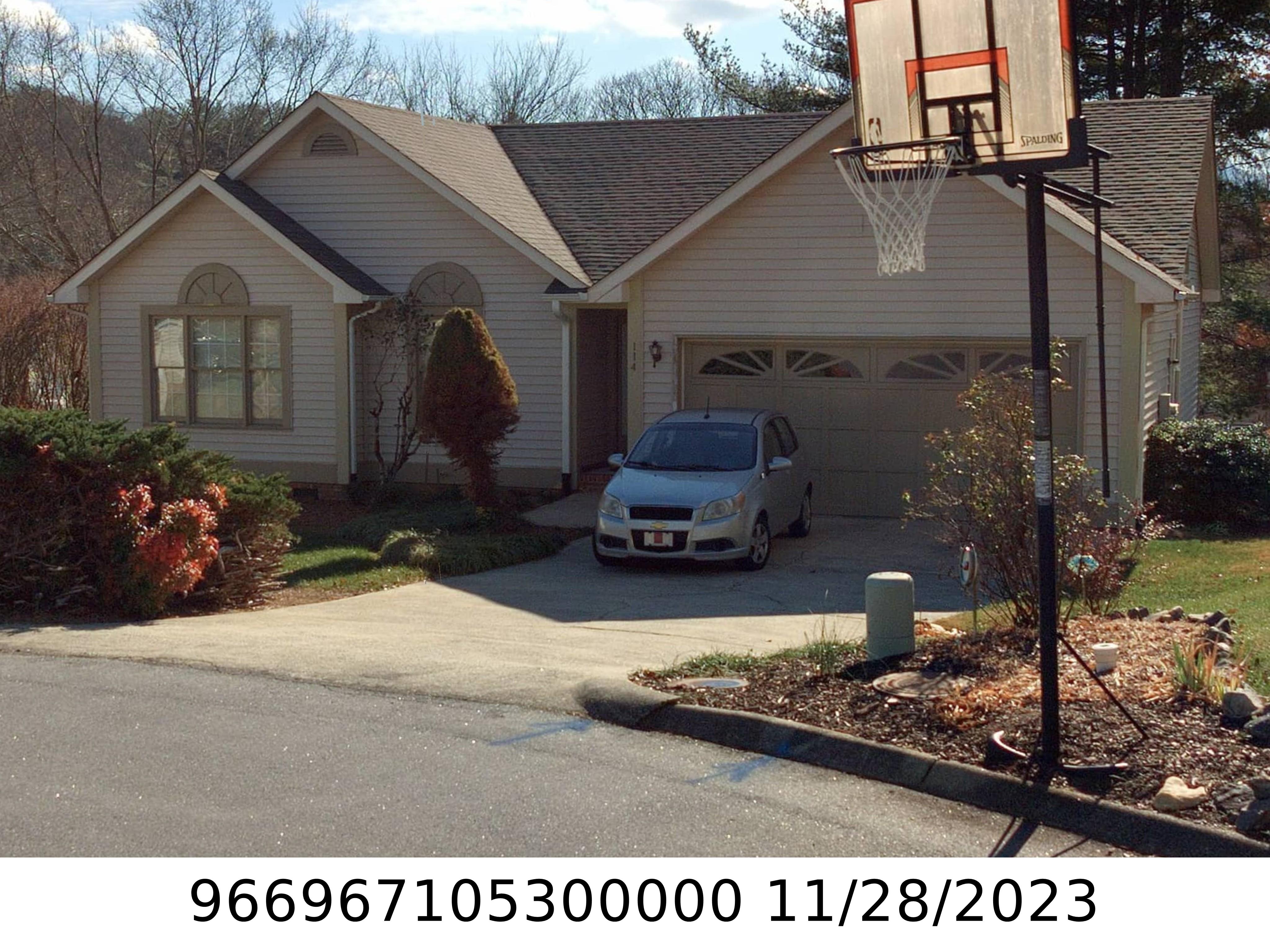 A picture of the property located at 114 HYACINTH LN, ASHEVILLE NC 28805.