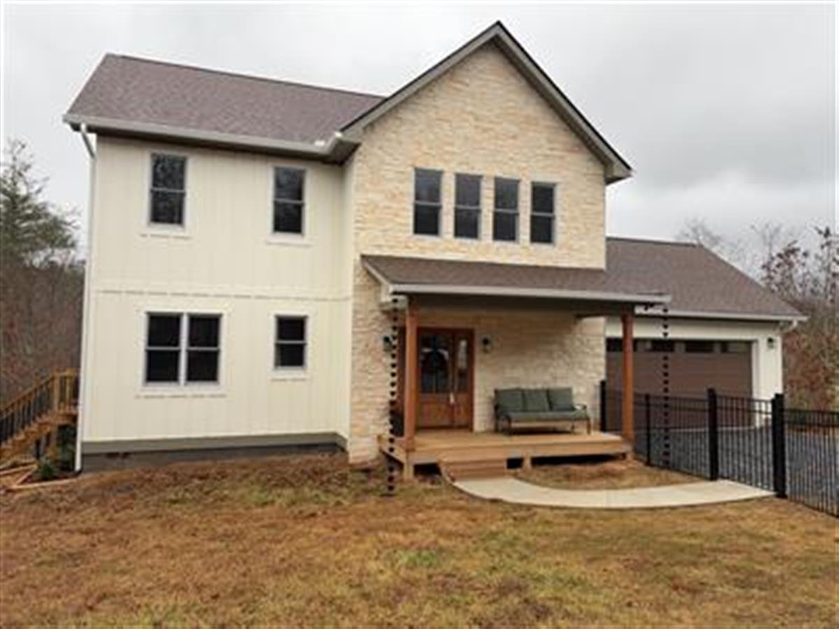 A picture of the property located at 372 CHUKAR WAY, FLETCHER NC 28732.