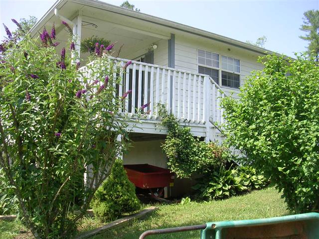 A picture of the property located at 27 FARM HILLS LN, FLETCHER NC 28732.