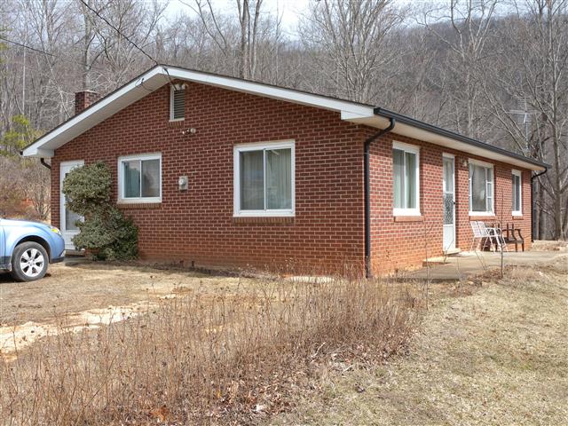 A picture of the property located at 20 GREAT OAK LN, FAIRVIEW NC 28730.