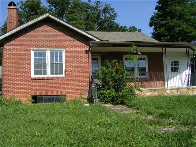 A picture of the property located at 17 FIRE FIGHTERS LN, FAIRVIEW NC 28730.
