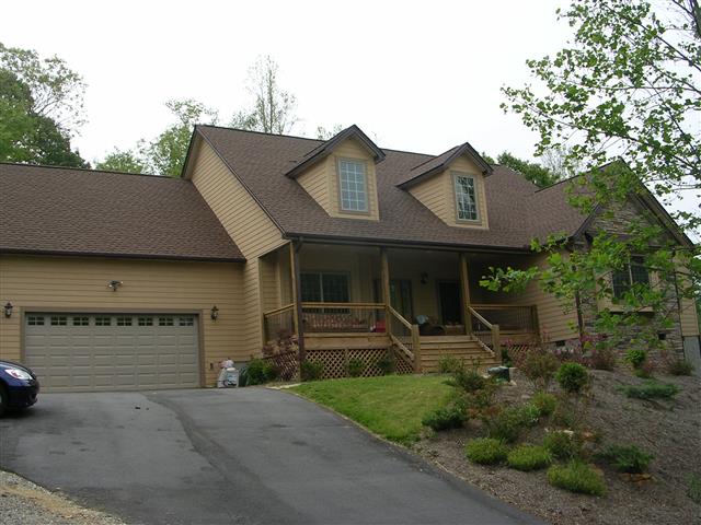 A picture of the property located at 15 ROSEANNE LN, FAIRVIEW NC 28730.