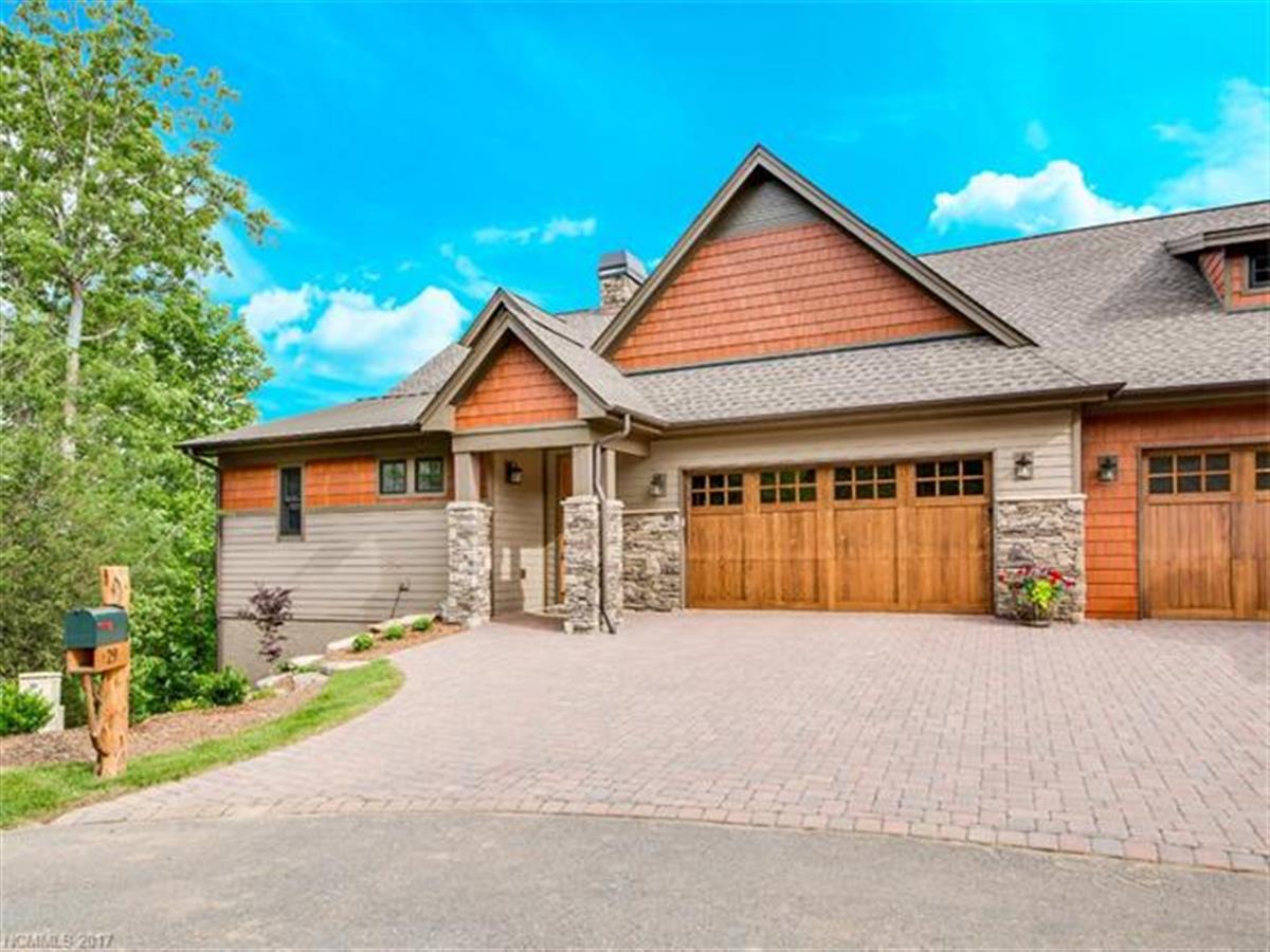 A picture of the property located at 29 HAWKS BRANCH CIR, FAIRVIEW NC 28730.
