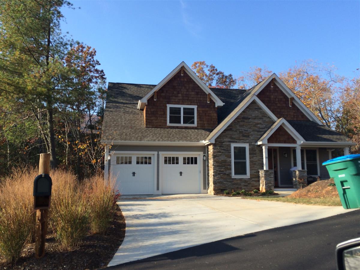 A picture of the property located at 18 OLD BRIDGE CIR, FAIRVIEW NC 28730.