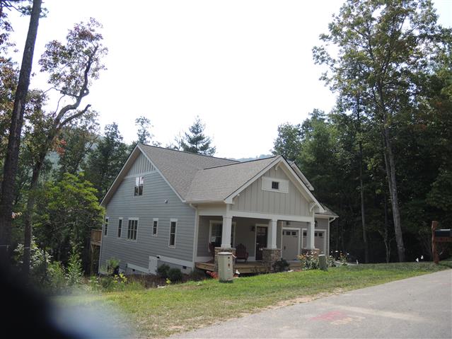 A picture of the property located at 6 OLD BRIDGE CIR, FAIRVIEW NC 28730.