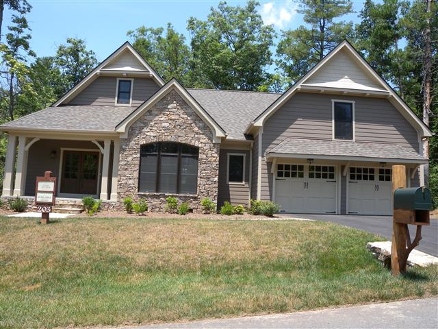 A picture of the property located at 14 E OWL CREEK LN, FAIRVIEW NC 28730.