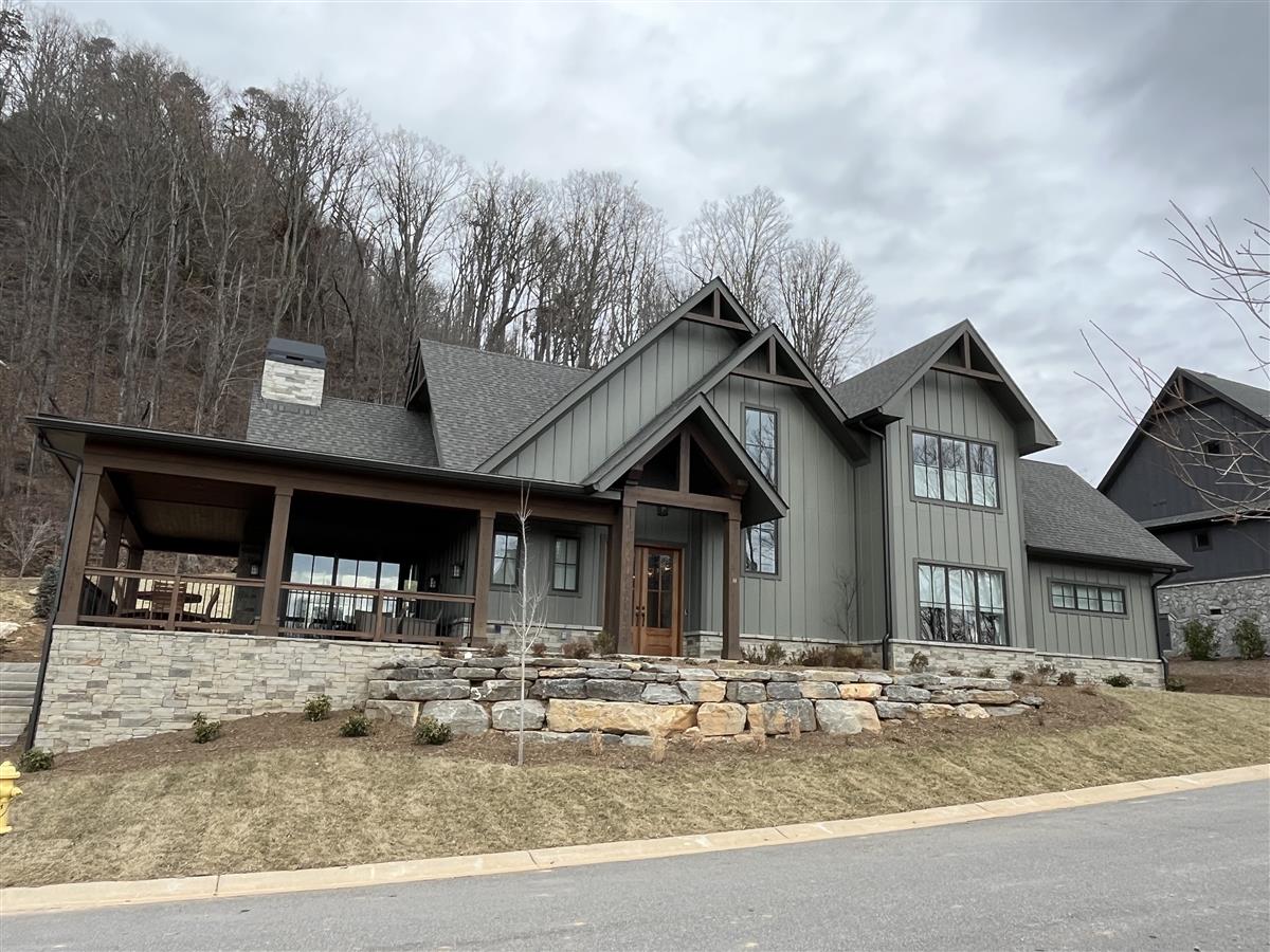 A picture of the property located at 8 PEREGRINES RIDGE CT, FAIRVIEW NC 28730.