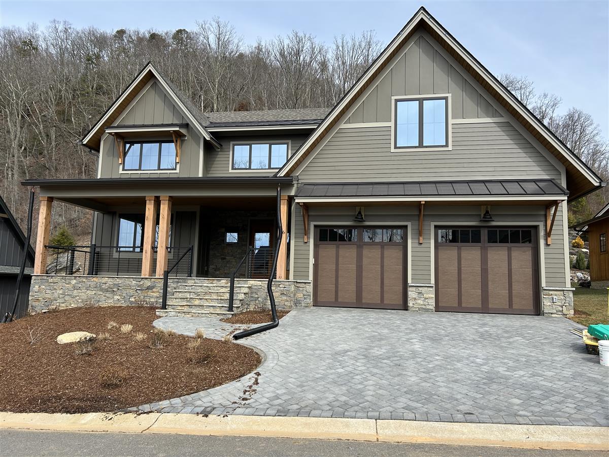 A picture of the property located at 16 PEREGRINES RIDGE CT, FAIRVIEW NC 28730.