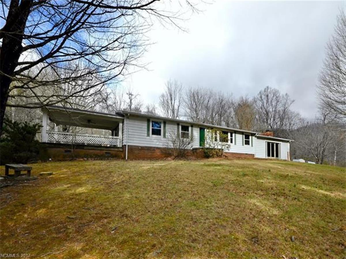 A picture of the property located at 70 DILLINGHAM CIR, ASHEVILLE NC 28805.
