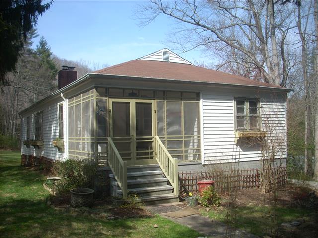 A picture of the property located at 114 NORTH LN # A, SWANNANOA NC 28778.