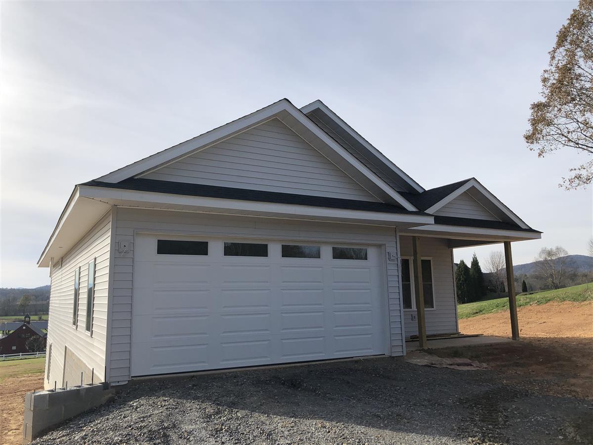 A picture of the property located at 8 GREENE LN, FLETCHER NC 28732.