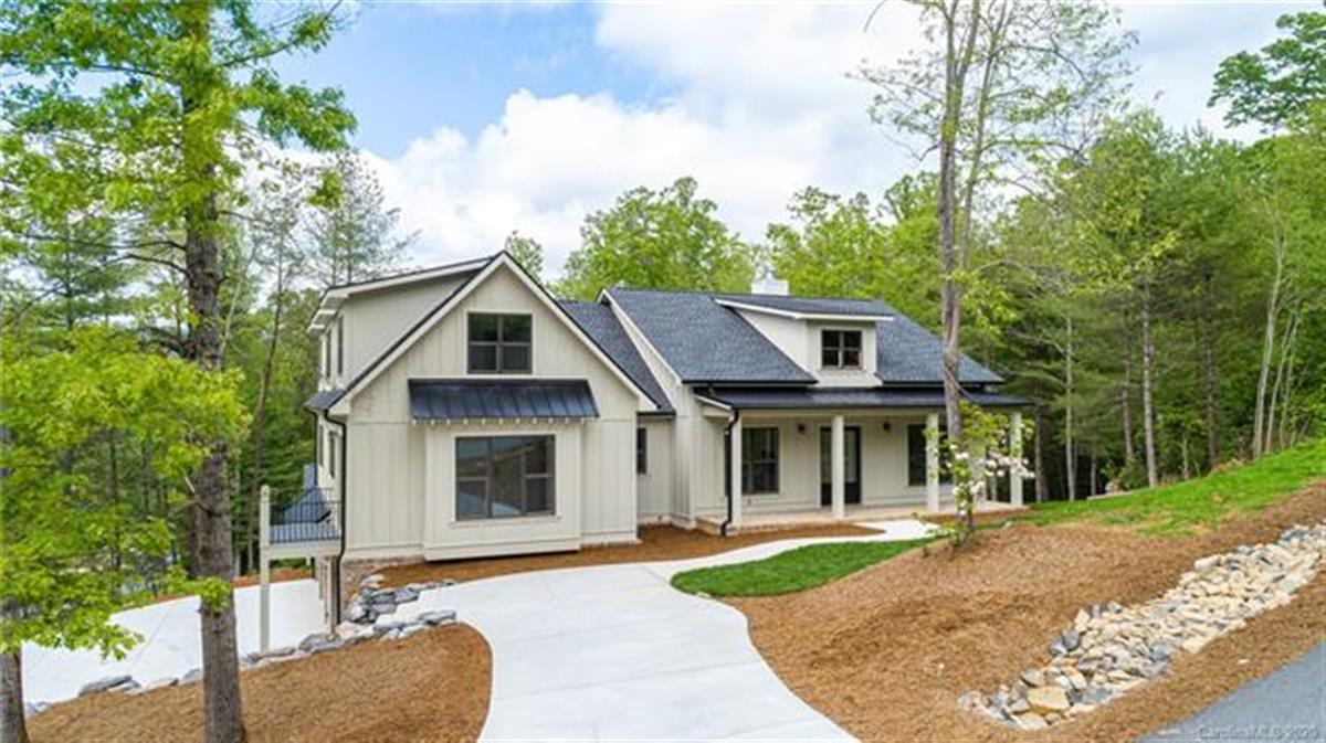 A picture of the property located at 66 SOVEREIGN LN, FAIRVIEW NC 28730.