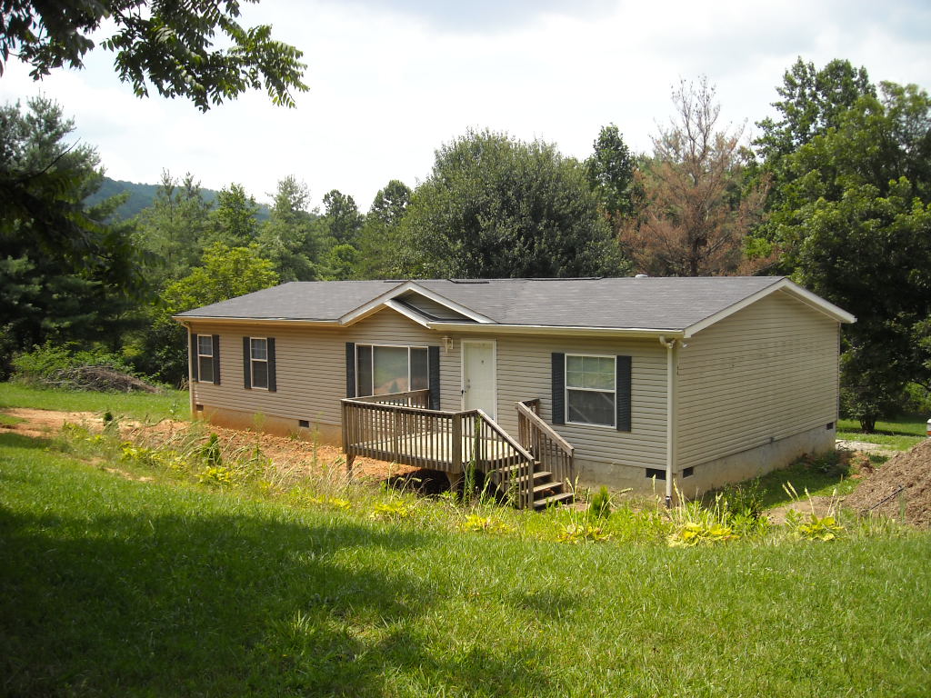 A picture of the property located at 186 BETHANY CHURCH RD, FAIRVIEW NC 28730.