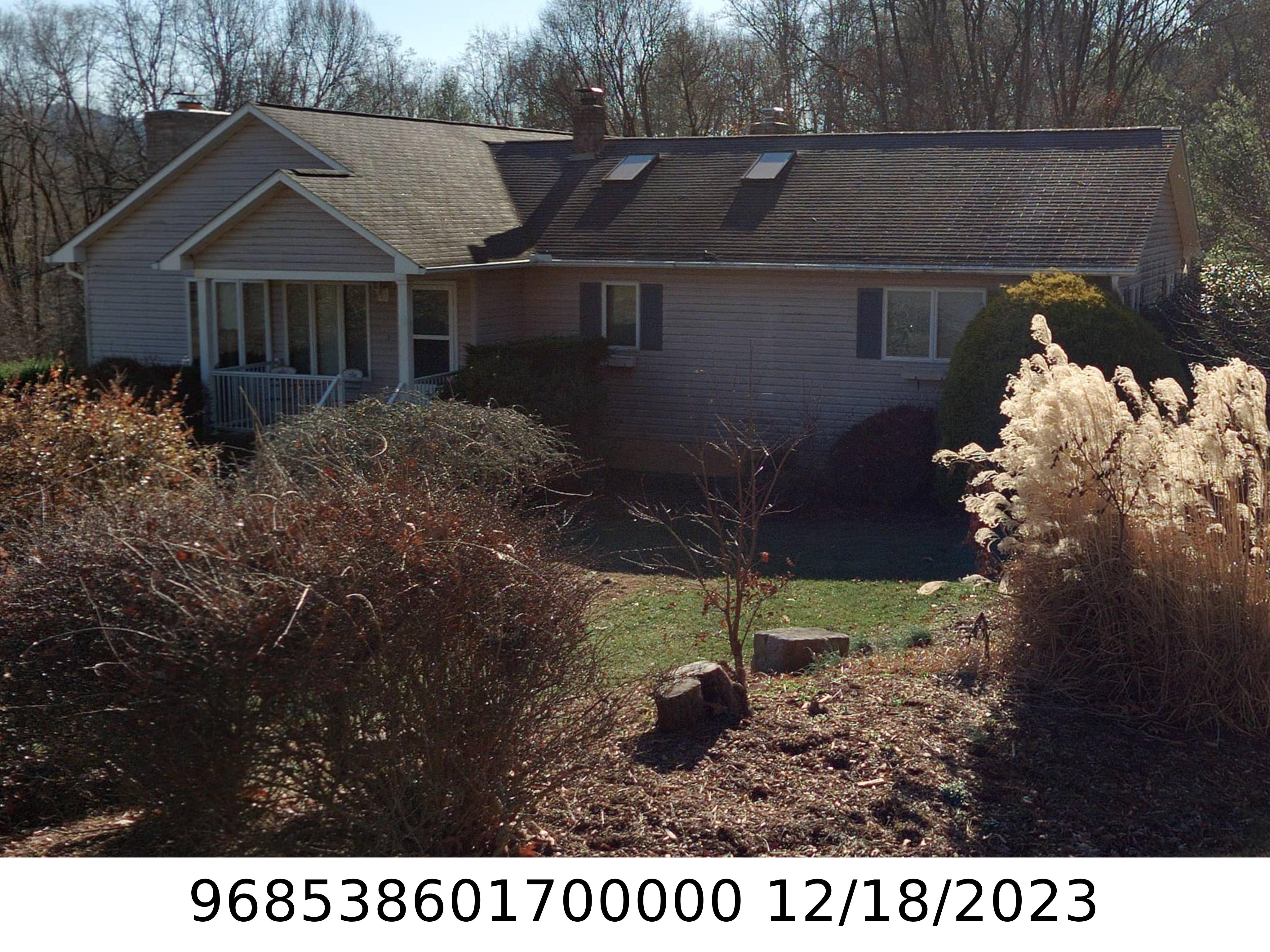 A picture of the property located at 35 CANE CREEK CIR, FAIRVIEW NC 28730.