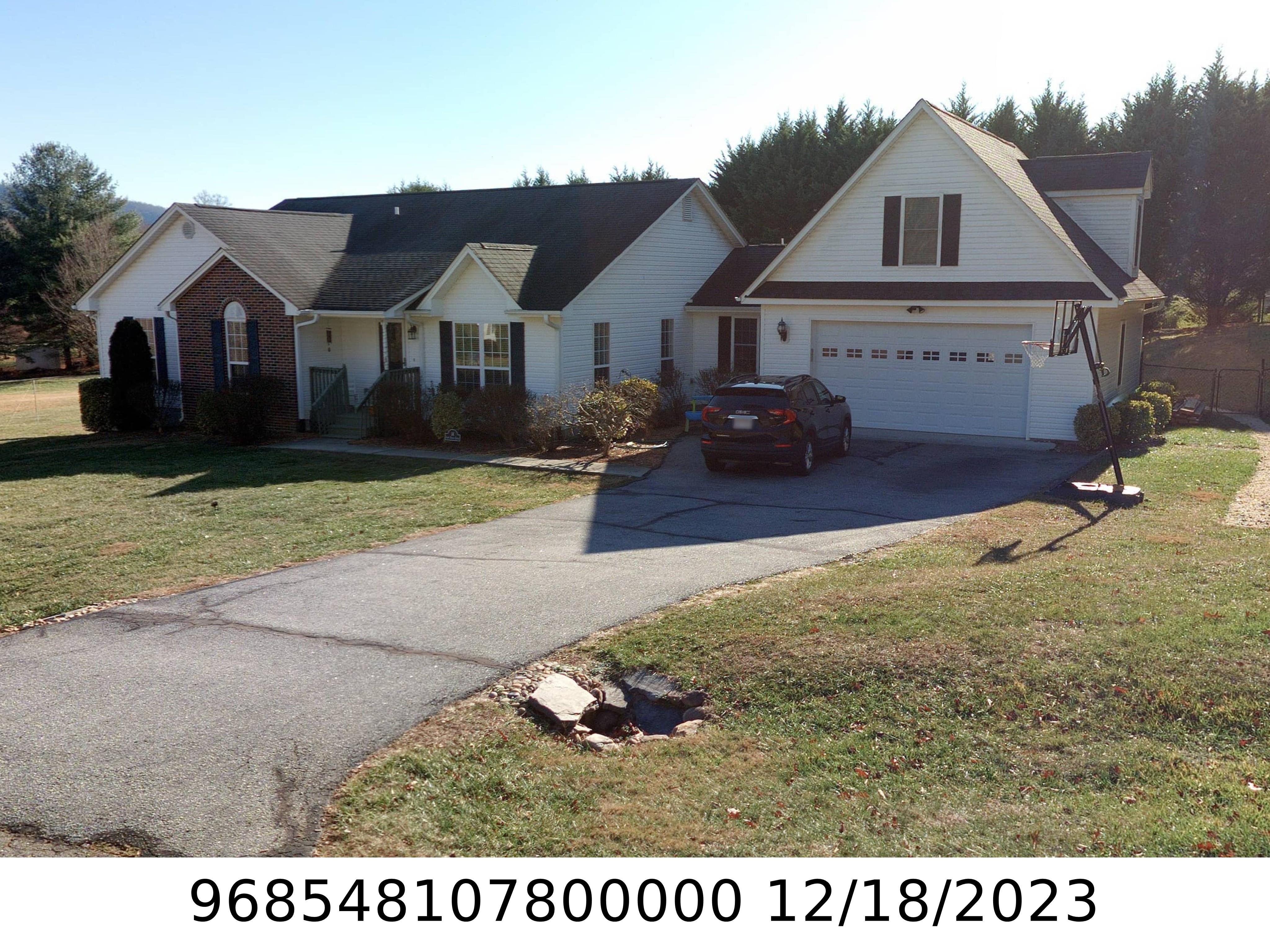 A picture of the property located at 14 CANE CREEK CIR, FAIRVIEW NC 28730.