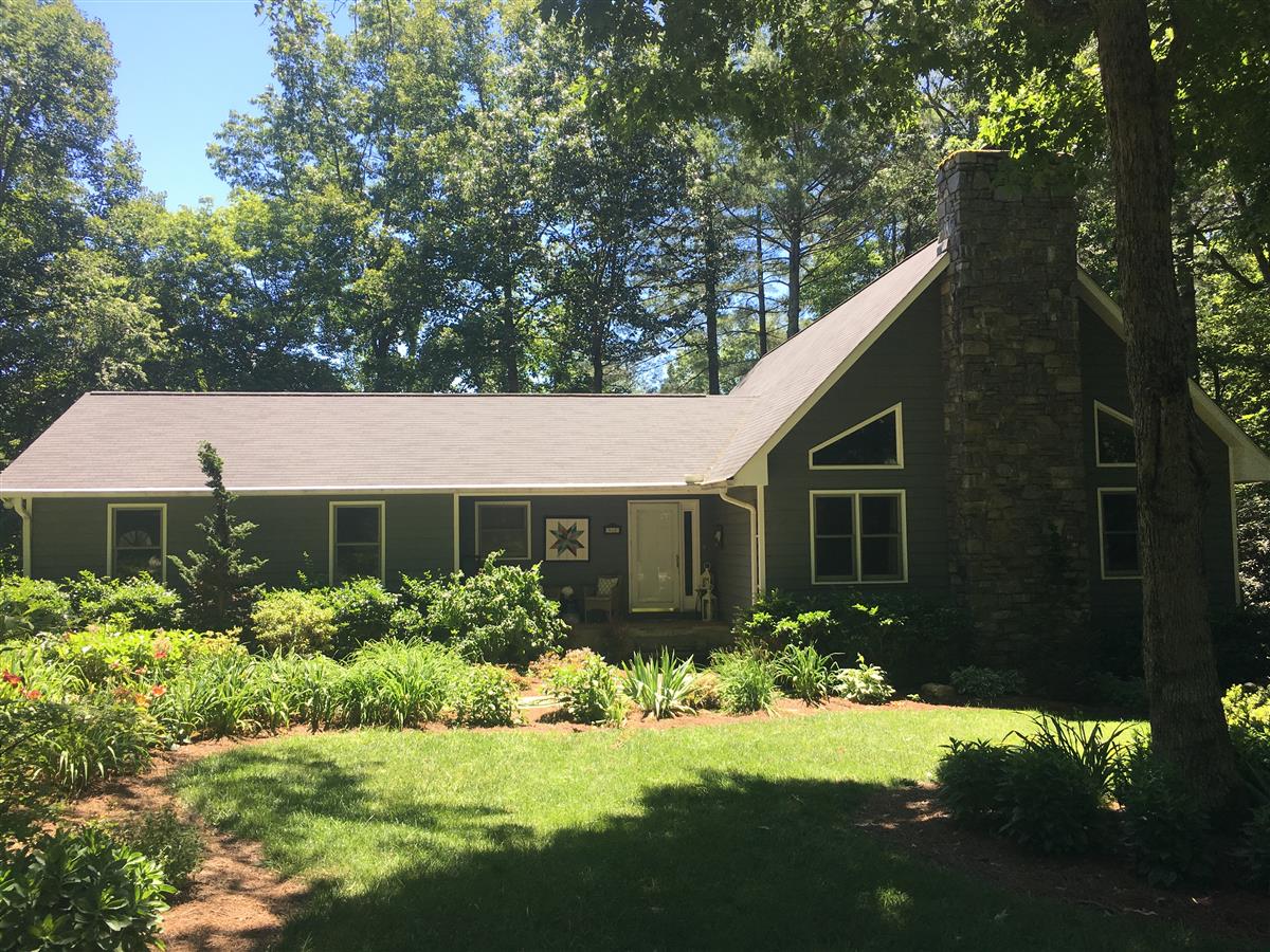 A picture of the property located at 360 DONNA LN, FAIRVIEW NC 28730.