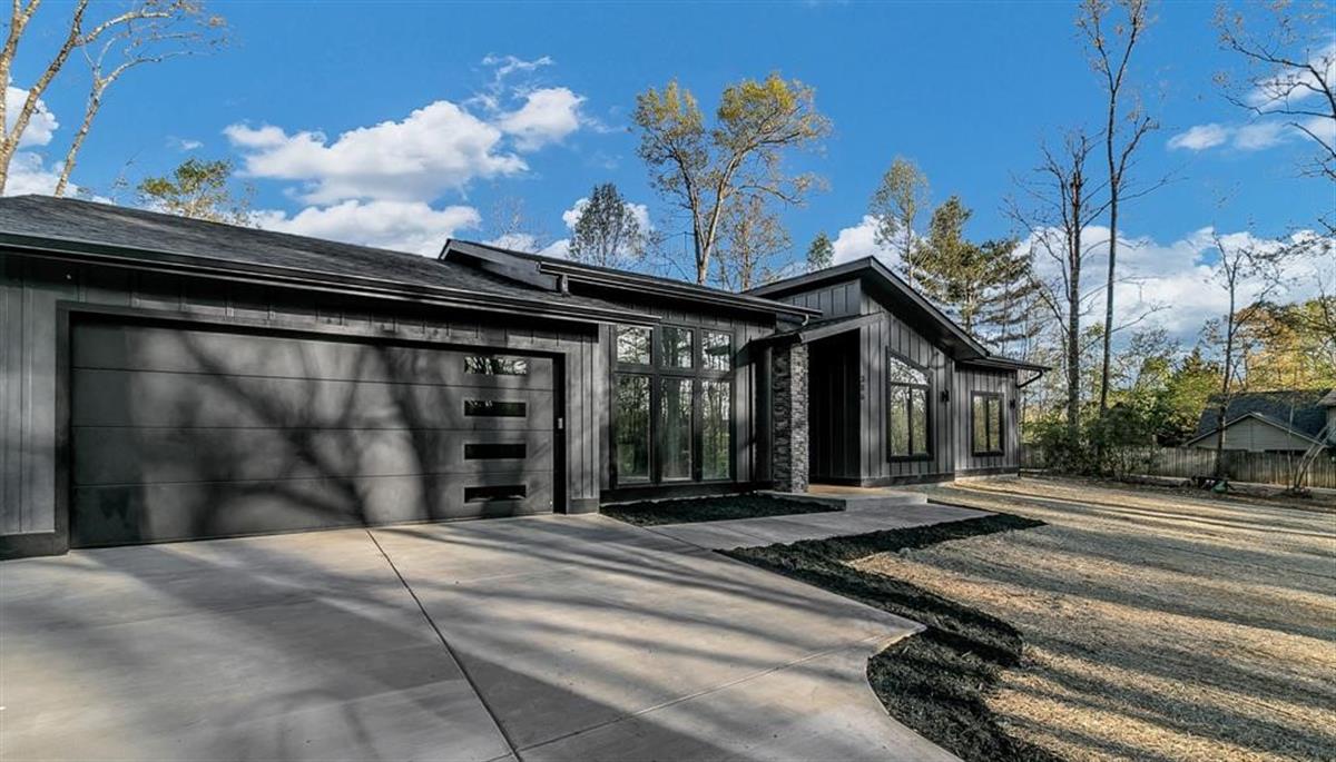 A picture of the property located at 386 DONNA LN, FAIRVIEW NC 28730.