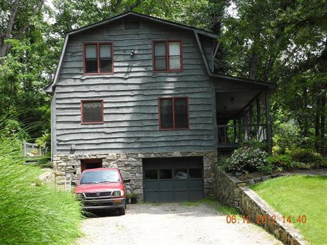 A picture of the property located at 400 DONNA LN, FAIRVIEW NC 28730.