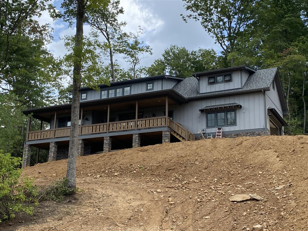 A picture of the property located at 71 CROSSINGS CIR, FAIRVIEW NC 28730.