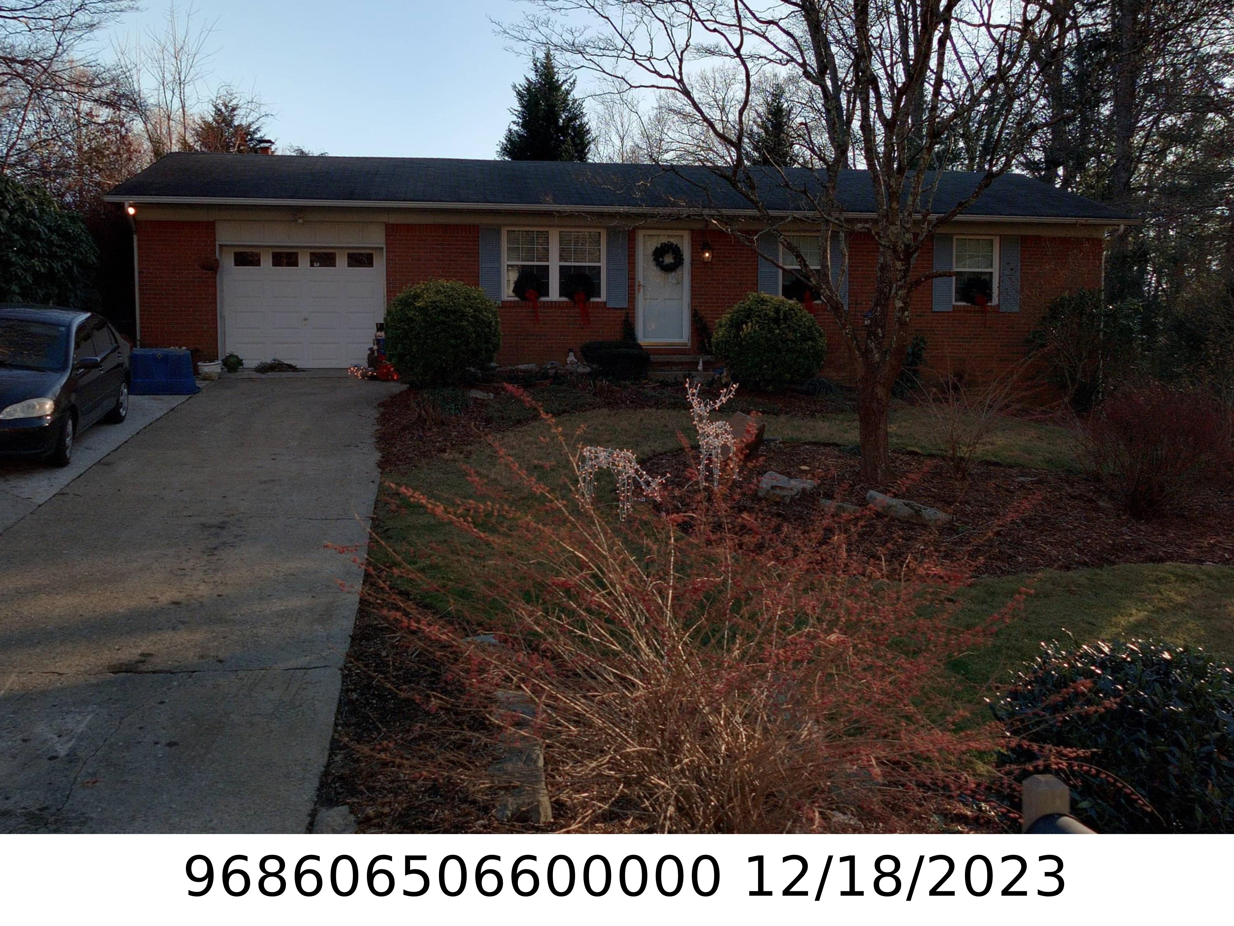 A picture of the property located at 9 EASTCREST DR, FAIRVIEW NC 28730.