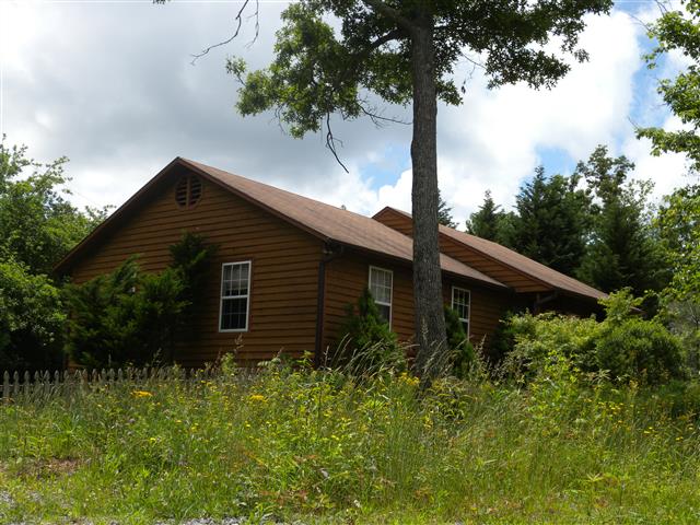 A picture of the property located at 4 COWAN LN, FAIRVIEW NC 28730.