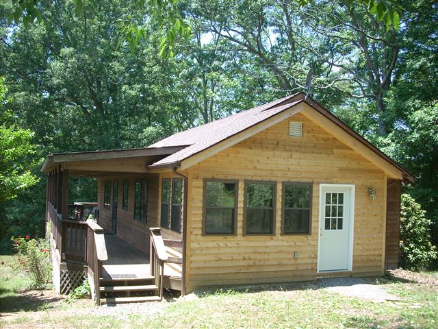 A picture of the property located at 103 OAK HILL CIR, FAIRVIEW NC 28730.