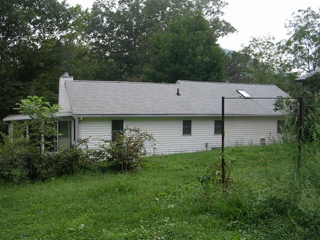 A picture of the property located at 32 BONN E LN, FAIRVIEW NC 28730.