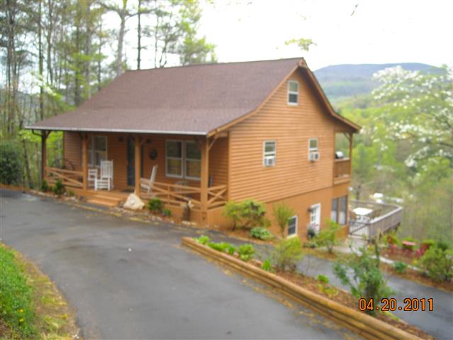 A picture of the property located at 28 WHITAKER CIR, FAIRVIEW NC 28730.