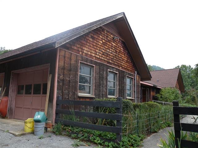 A picture of the property located at 98 BLEEKER LN, FAIRVIEW NC 28730.