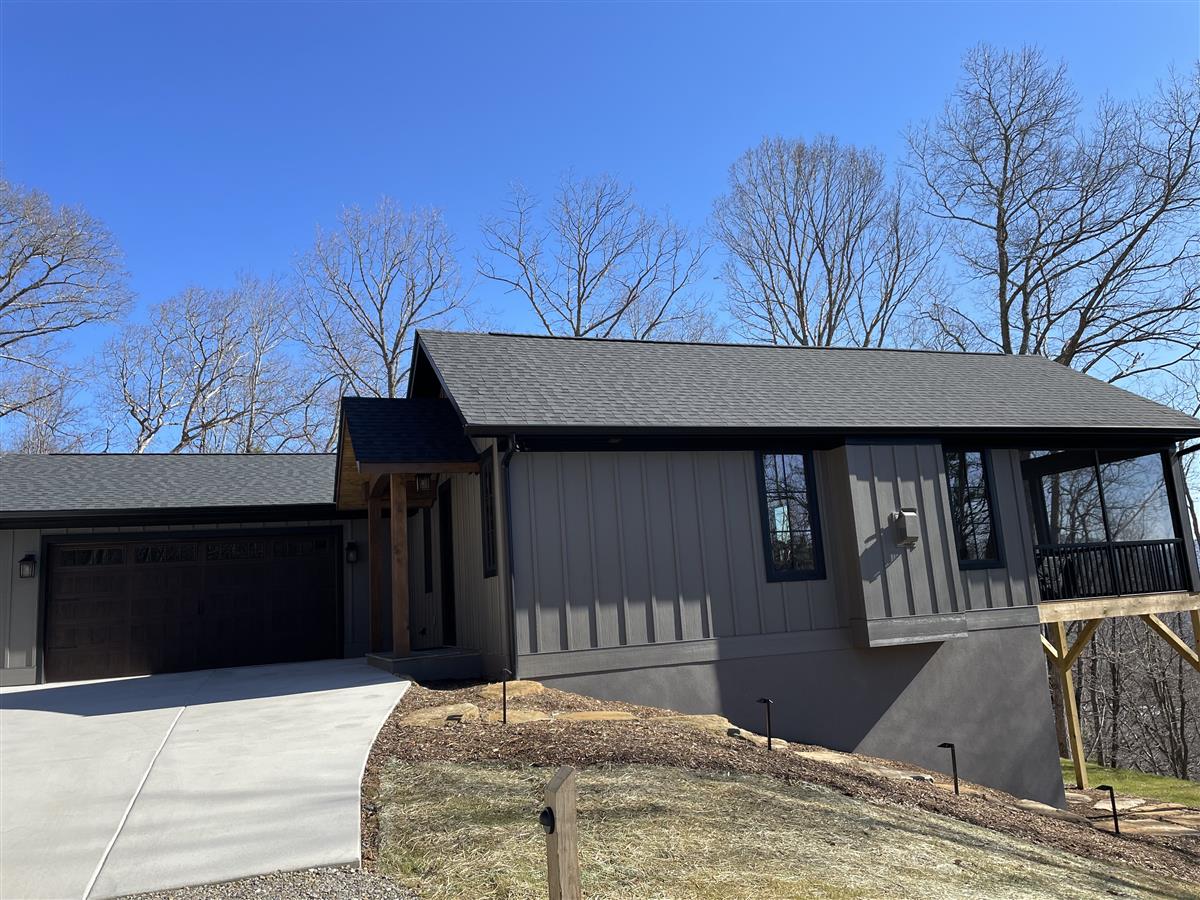 A picture of the property located at 111 HOOT OWL HOLW, FAIRVIEW NC 28730.