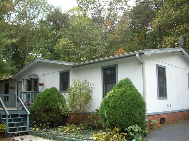 A picture of the property located at 13 LAKE EDEN CIR, BLACK MOUNTAIN NC 28711.