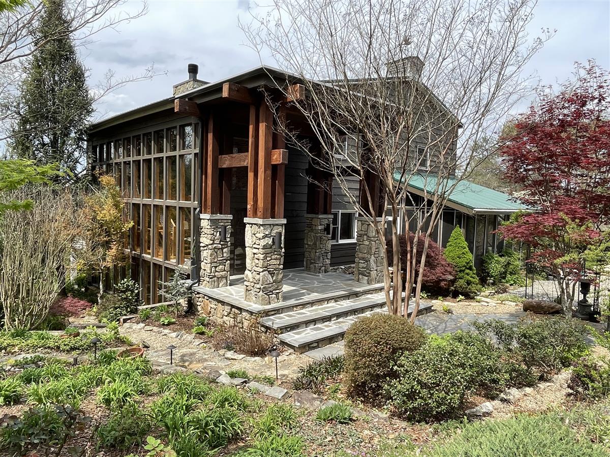 A picture of the property located at 547 MOORES VALLEY LN, LEICESTER NC 28748.