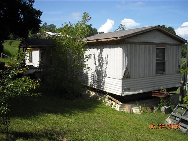 A picture of the property located at 10 YELLOW ROSES LN, LEICESTER NC 28748.