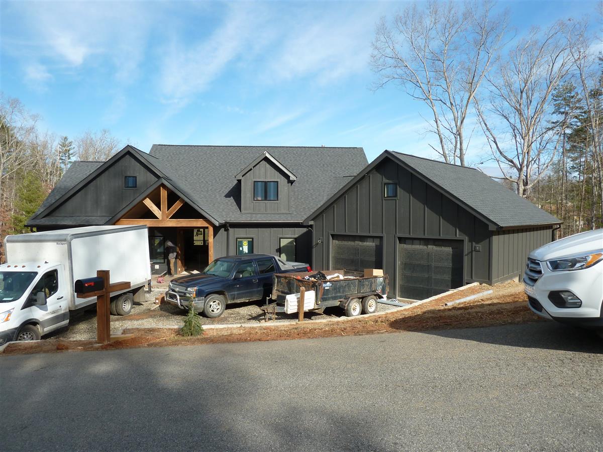 A picture of the property located at 18 GRIZZLY DR, LEICESTER NC 28748.