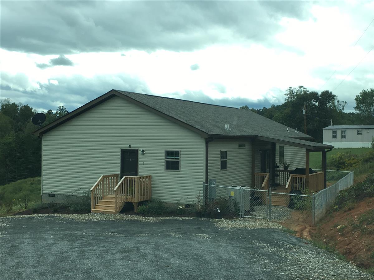 A picture of the property located at 6 TOM ARTHUR LN, MARSHALL NC 28753.