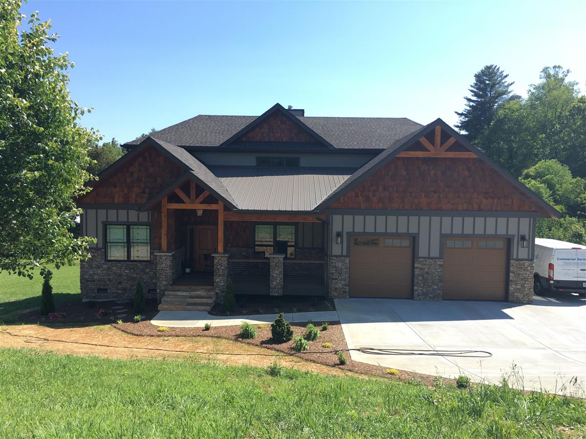 A picture of the property located at 27 RIDGE GLEN LN, LEICESTER NC 28748.